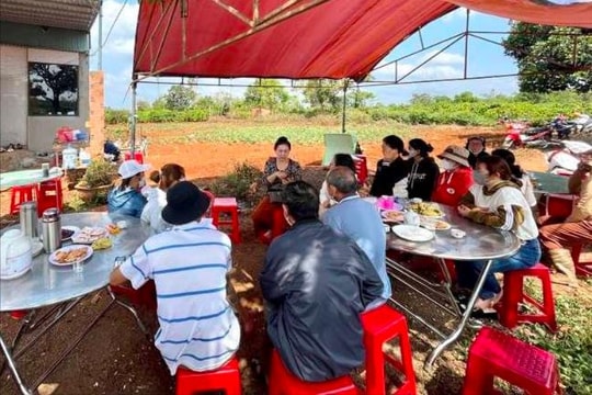 Gia Lai: Xe tải va chạm xe máy điện, 3 học sinh thương vong