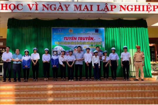 Tuyên truyền về an toàn giao thông, bảo hiểm bắt buộc xe cơ giới cho học sinh ở Quảng Trị