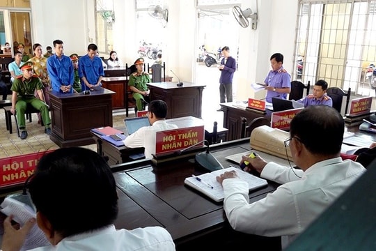 Hai con chém người, mẹ ném hung khí xuống sông