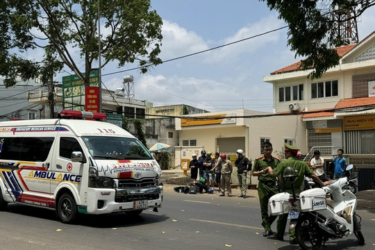 Va chạm với xe cứu thương, một nam sinh tử vong