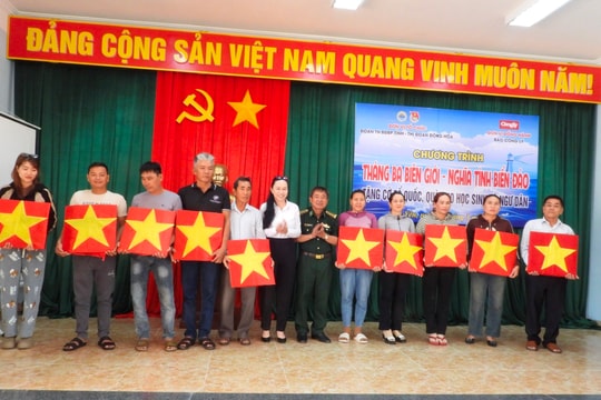 Báo Công lý tặng cờ Tổ quốc cho ngư dân Phú Yên