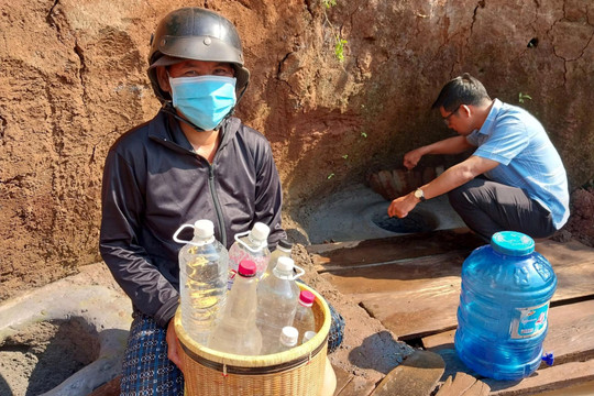Gia Lai: Hạn hán kéo dài, dân khổ trăm bề vì “khát” nước sạch