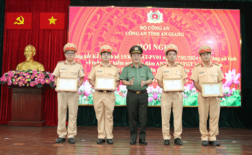 Khen thưởng cán bộ chiến sỹ công an đưa người dân đi cấp cứu kịp thời