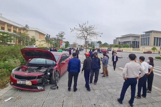 Hai nữ tài xế điều khiển xe ô tô va chạm trên đường, bung 5 túi khí