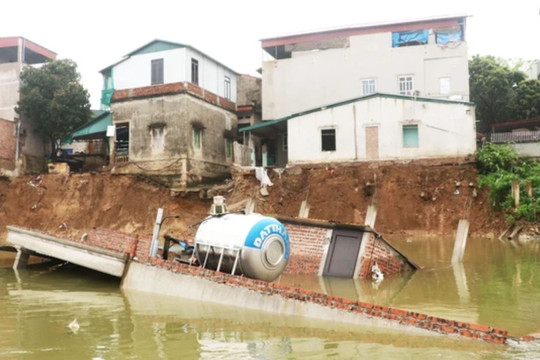 Bắc Ninh: Công bố tình huống khẩn cấp sự cố sạt lở đê Hữu Cầu