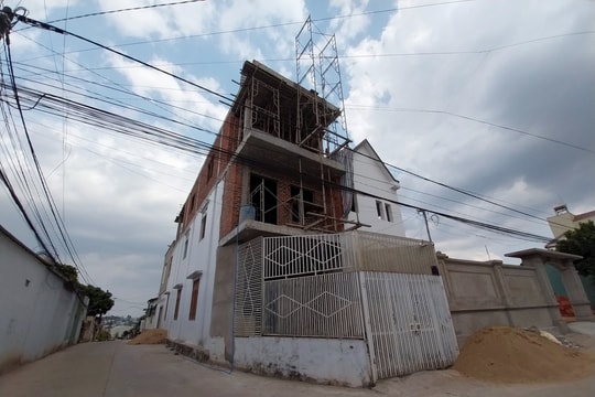 Rơi giàn giáo nhà anh rể, em vợ tử vong