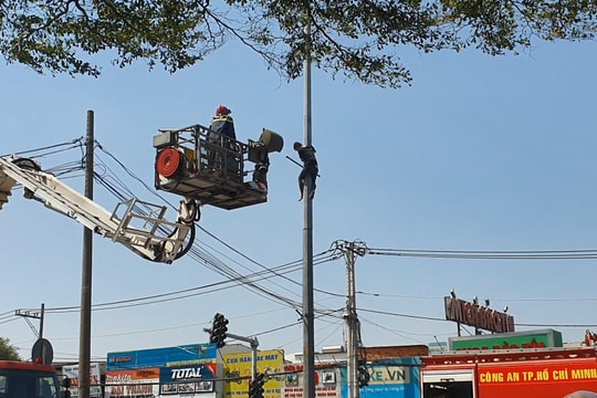 Hàng chục Cảnh sát giải cứu thanh niên leo lên cột đèn chiếu sáng