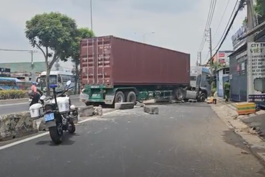 Container tông dải phân cách trên quốc lộ, giao thông ùn tắc