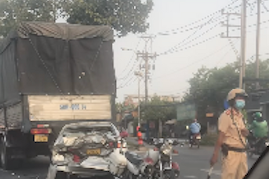 Ô tô con biến dạng sau tai nạn liên hoàn