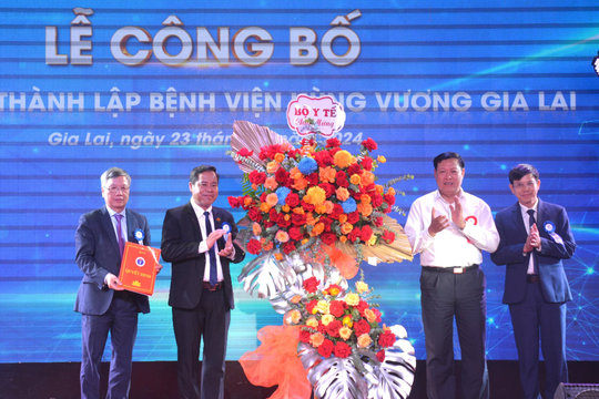 Thứ trưởng Bộ Y tế trao Quyết định thành lập Bệnh viện Hùng Vương Gia Lai