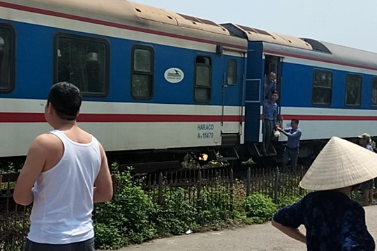 Va chạm giữa tàu hỏa và xe máy, một shipper tử vong