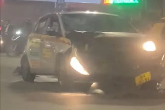 Hà Nội: Taxi mất lái, tông bay hai người đang chờ đèn đỏ