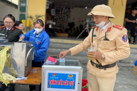 Đoàn thanh niên bán nước mía, mua bình chữa cháy cho hộ nghèo