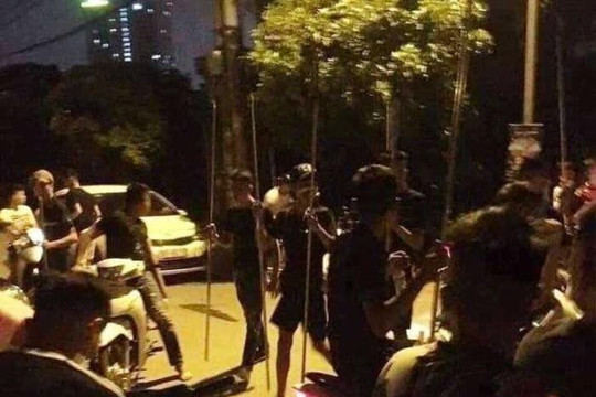 Video nhóm nhậu đánh nhau, khu vui chơi trẻ em tan nát vì vạ lây