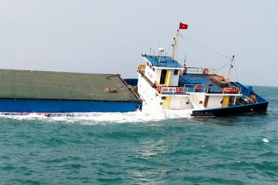Tàu chở gần 3.000 tấn xi măng gặp nạn trên biển