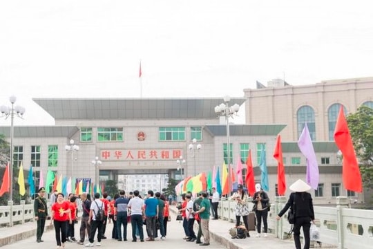 Hàng vạn khách Trung Quốc nhập cảnh qua cửa khẩu Móng Cái mỗi ngày