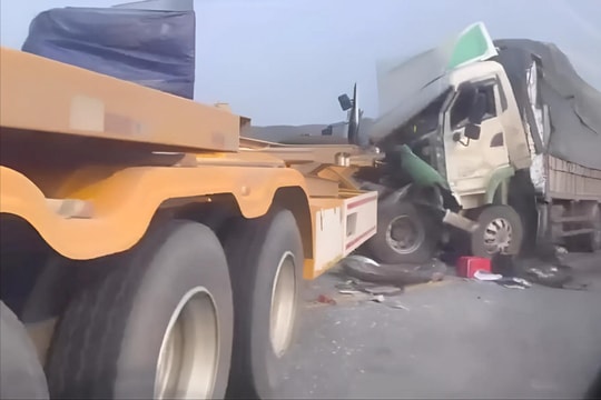 Lại xảy ra tai nạn trên cao tốc Cam Lộ - La Sơn, ách tắc kéo dài