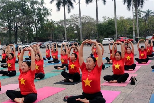 Hơn 500 người đồng diễn tại Festival “Yoga cho sự hài hòa và bình yên" tại Hà Nam