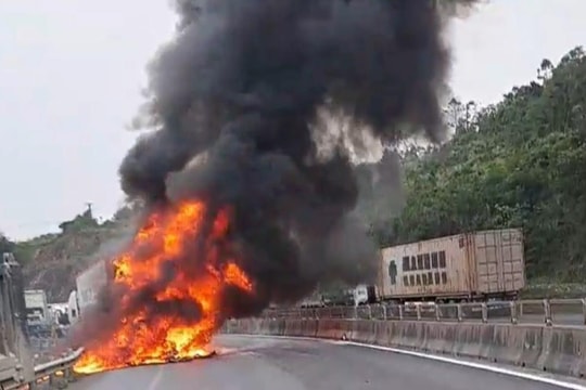 Xe container bất ngờ bốc cháy ngùn ngụt trên đèo Lý Hòa