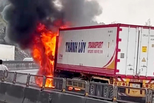 Xe container bất ngờ bốc cháy ngùn ngụt trên đèo Lý Hòa