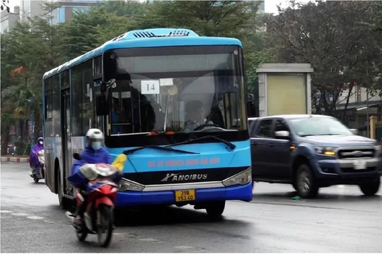Hành khách đi lại thế nào khi Hà Nội tạm dừng 5 tuyến xe buýt từ 1/4?