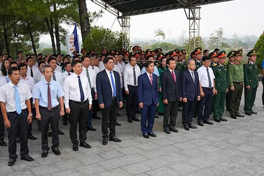 Dâng hương tưởng nhớ các anh hùng liệt sĩ nhân kỷ niệm 49 năm giải phóng Thừa Thiên-Huế