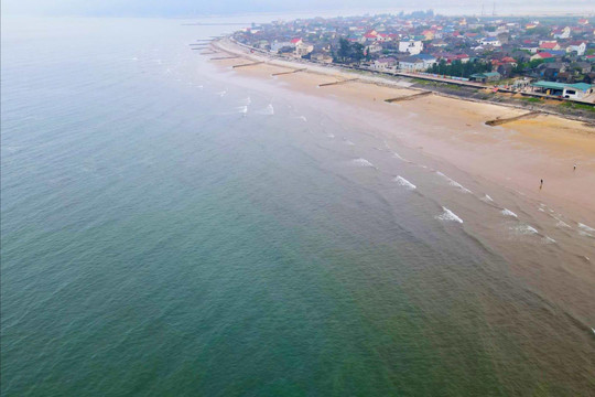 Nước biển trong xanh trở lại, ngư dân tiếp tục ra khơi