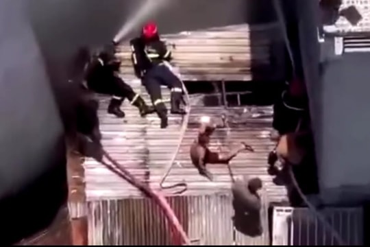 Cháy nhà giữa trưa, nhiều đồ đạc bị thiêu rụi