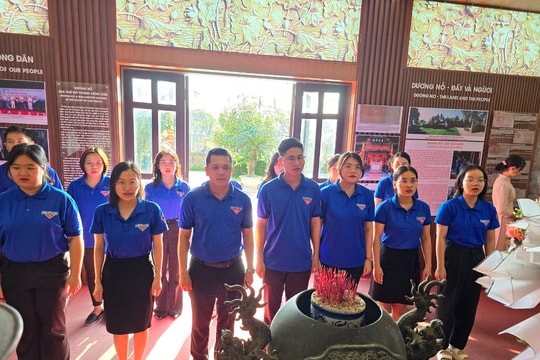 'Hành trình đến với địa chỉ đỏ' của tuổi trẻ TAND tỉnh TT-Huế