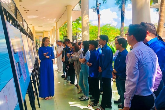 Triển lãm "Tuổi trẻ với biển đảo quê hương"