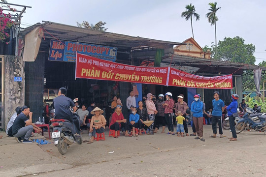 Thanh Hóa: Vì sao hàng trăm phụ huynh đồng loạt cho con nghỉ học?