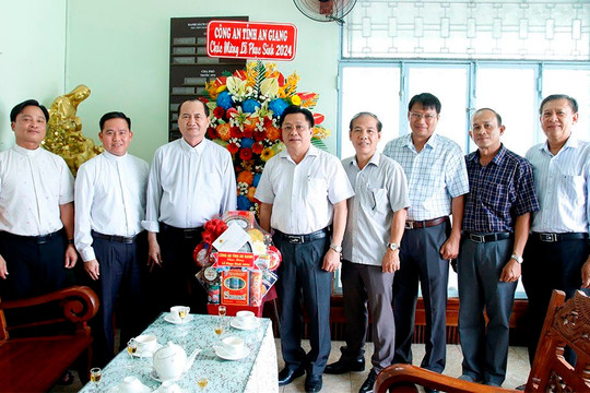 Công an tỉnh An Giang chúc mừng các Giám mục, chức sắc nhân Lễ Phục sinh