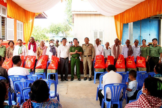 Khám, tặng quà cho người dân Campuchia và người Campuchia gốc Việt có hoàn cảnh khó khăn