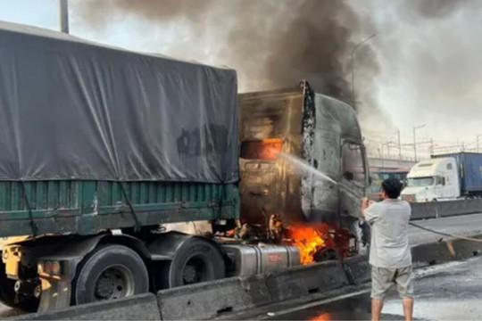 Bình Dương: Xe container bốc cháy khi đang chạy trên Quốc lộ 1
