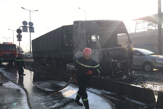 Xe container cháy ngùn ngụt ở cửa ngõ TP.HCM