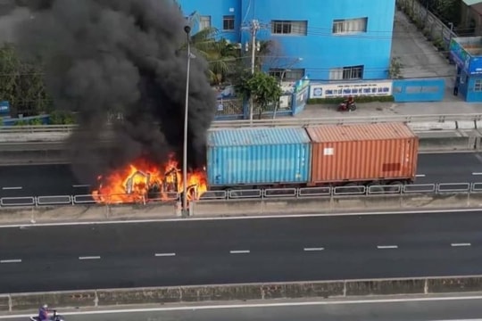 Xe container bốc cháy trên cầu Phú Mỹ