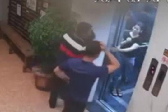 Triệu tập người sàm sỡ, đánh nữ nhân viên quán cà phê