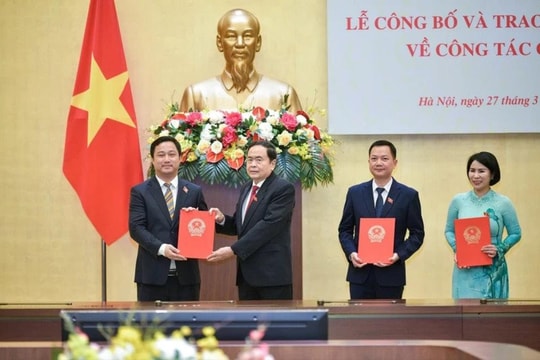 Ủy ban Thường vụ Quốc hội trao quyết định phê chuẩn, bổ nhiệm cán bộ