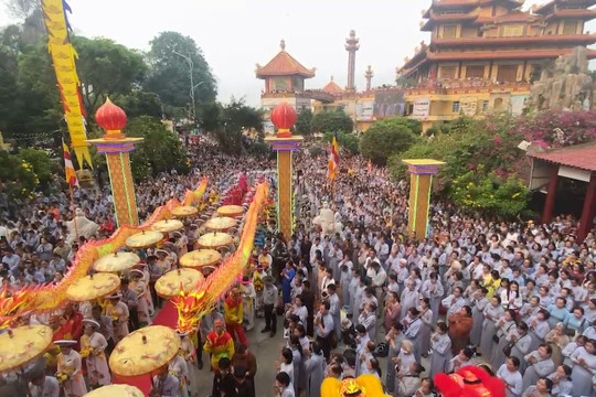 Hàng ngàn phật tử và du khách tham dự Lễ vía Đức Bồ Tát Quán Thế Âm Đà Nẵng