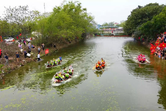Hà Nội: Ấn tượng lễ hội đua thuyền làng Siêu Quần
