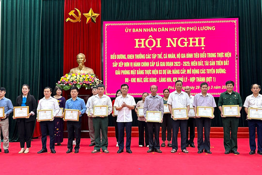 Phú Lương biểu dương, khen thưởng nhiều cá nhân, tập thể và gia đình tiêu biểu