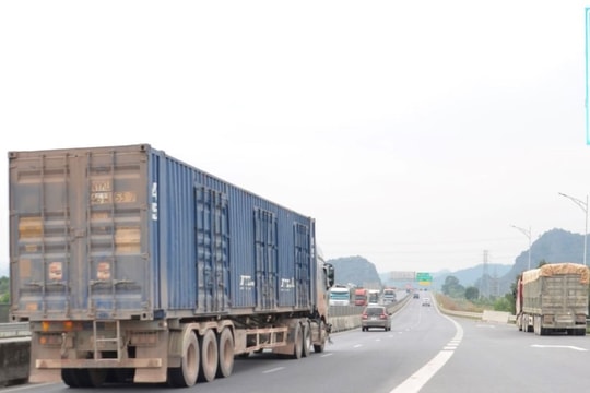 Tài xế lái xe lạng lách, tông vào xe Cảnh sát giao thông
