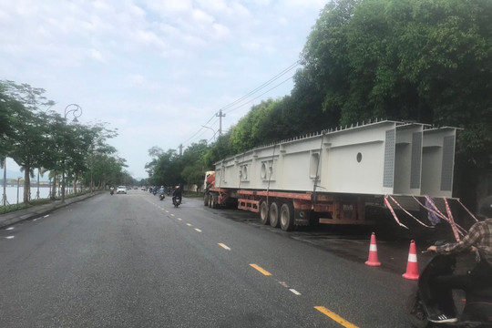 Phát hiện, xử lý tài xế xe đầu kéo chở hàng siêu trường