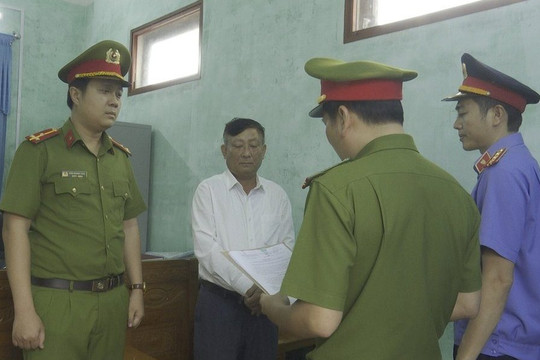 Nguyên Chủ tịch xã bị bắt vì cấp dưới tham ô