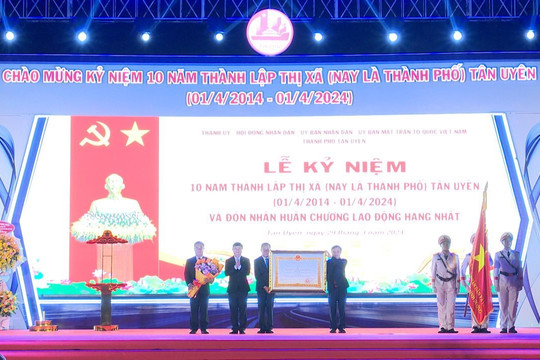 TP. Tân Uyên đón nhận Huân chương lao động hạng Nhất