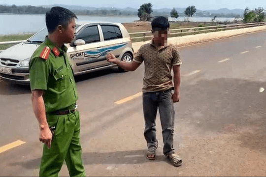 Trai trẻ nổi "yêng hùng" sau cuộc nhậu