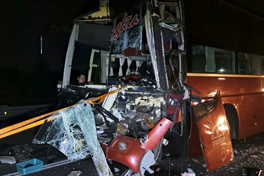 Xe giường nằm biến dạng sau va chạm trên cao tốc Trung Lương