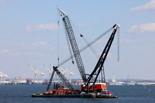 Cần cẩu khổng lồ được đưa đến để dọn các mảnh vỡ cầu Baltimore