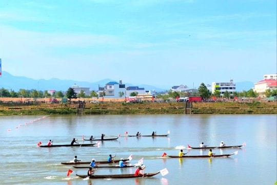 Sôi nổi giải đua thuyền độc mộc trên dòng sông Đăk Bla