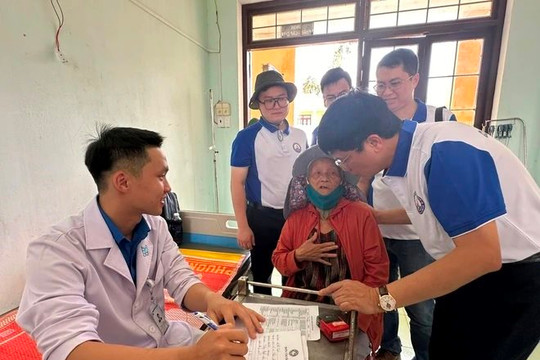 700 người dân đảo Lý Sơn tham gia "Khám bệnh vì một Việt Nam khỏe mạnh hơn"